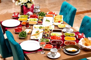 Se sirven desayunos, comidas y cenas 