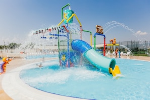 Indoor pool, seasonal outdoor pool, pool loungers - Kaynesia Hotel Spa & Wellness (Turgutlu)