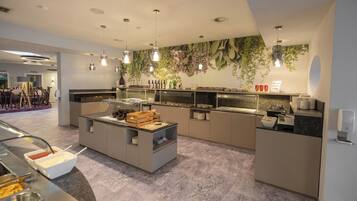 2 restaurantes; se sirve cocina internacional