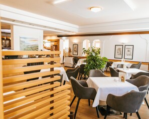 2 restaurants, international cuisine