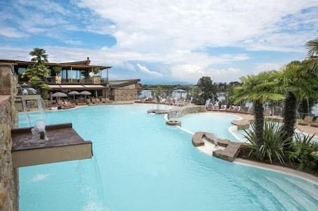 Seasonal outdoor pool, pool umbrellas, sun loungers