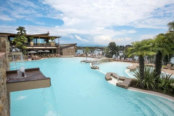 Seasonal outdoor pool, pool umbrellas, sun loungers - Le Ali del Frassino (Peschiera del Garda)