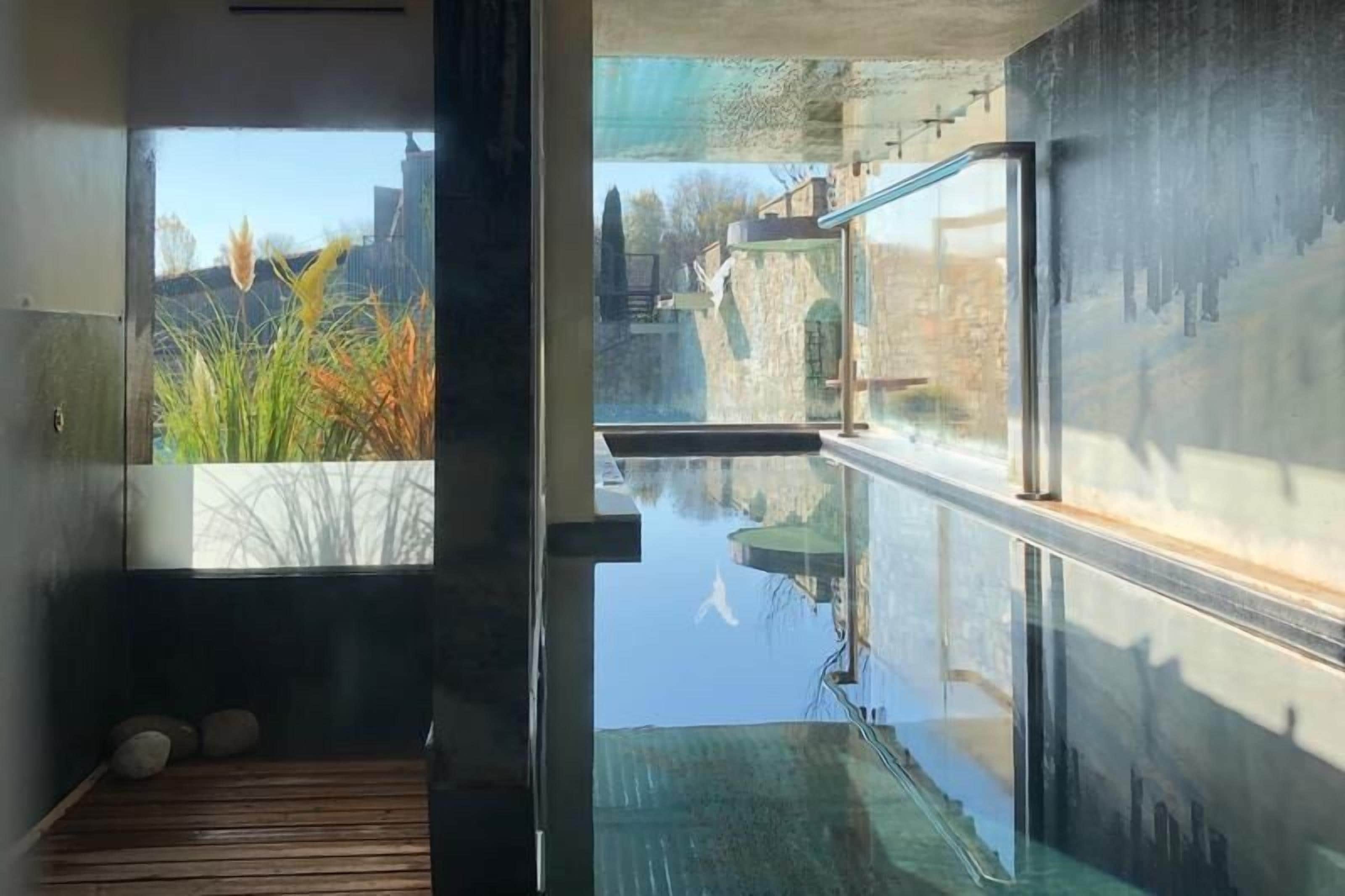 Piscine extérieure (ouverte en saison), parasols de plage