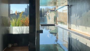 Piscine extérieure (ouverte en saison), parasols de plage