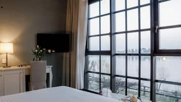 Camera doppia, vista lago | Minibar, una cassaforte in camera, una scrivania, insonorizzazione