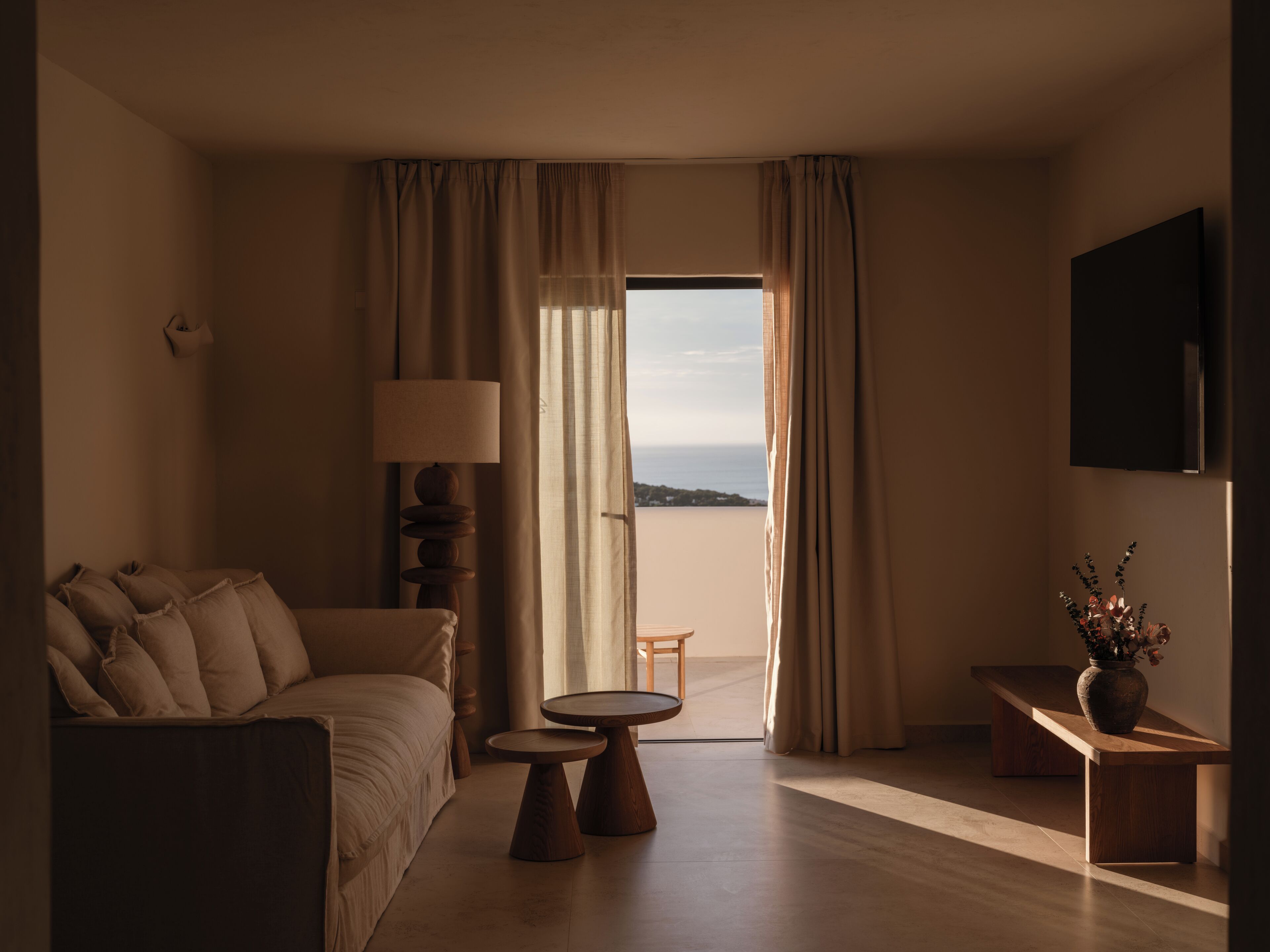 Grand suite, balkon, uitzicht op zee | Woonruimte | Een flatscreentelevisie