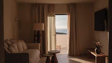 Grand suite, balkon, uitzicht op zee | Woonruimte | Een flatscreentelevisie