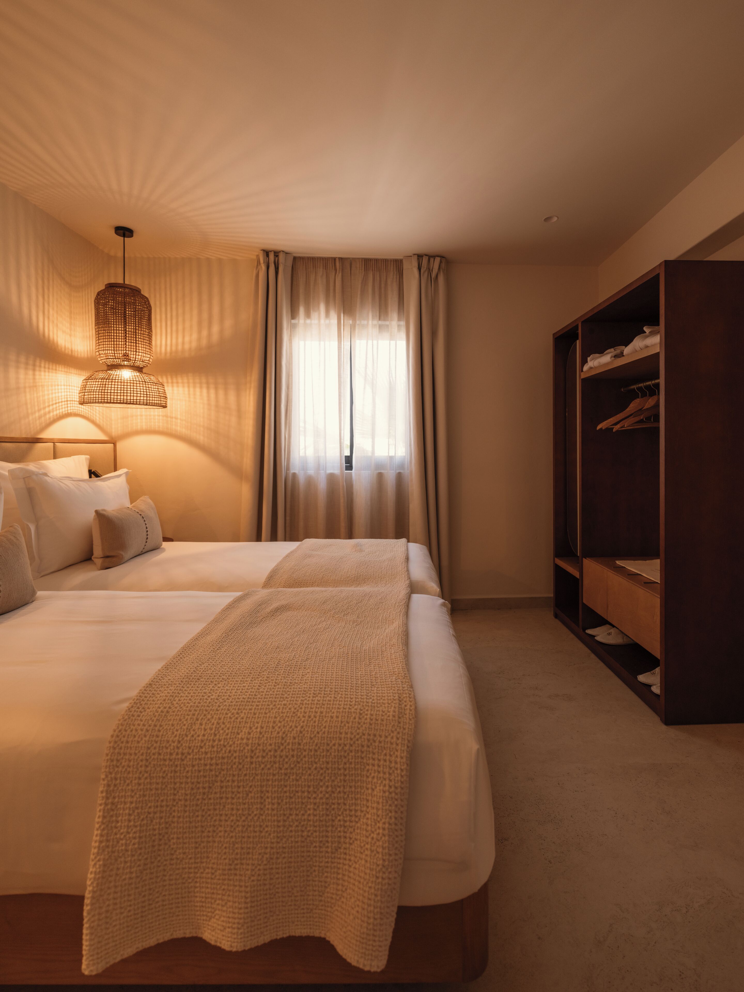 Deluxe suite, balkon, uitzicht op zee | Luxe beddengoed, donzen dekbedden, een minibar, een kluis op de kamer