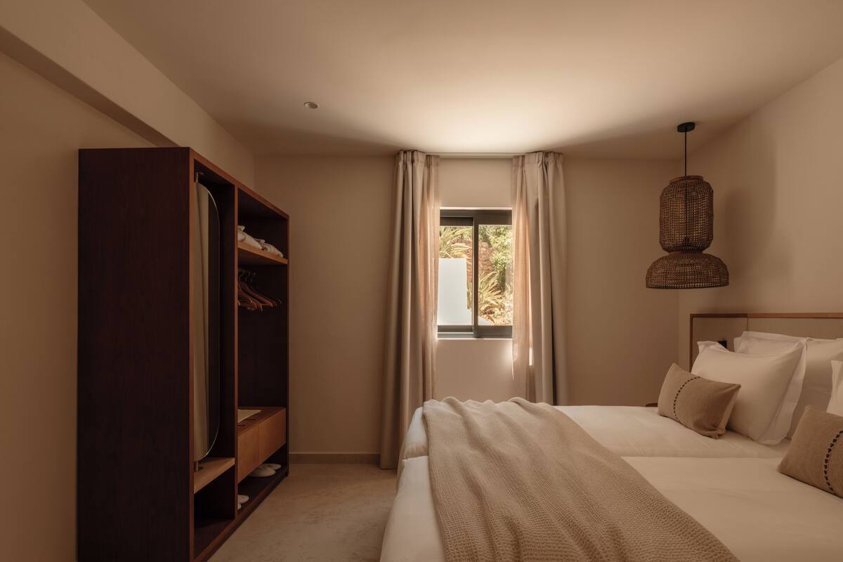 Premium bedding, down duvets, minibar, in-room safe