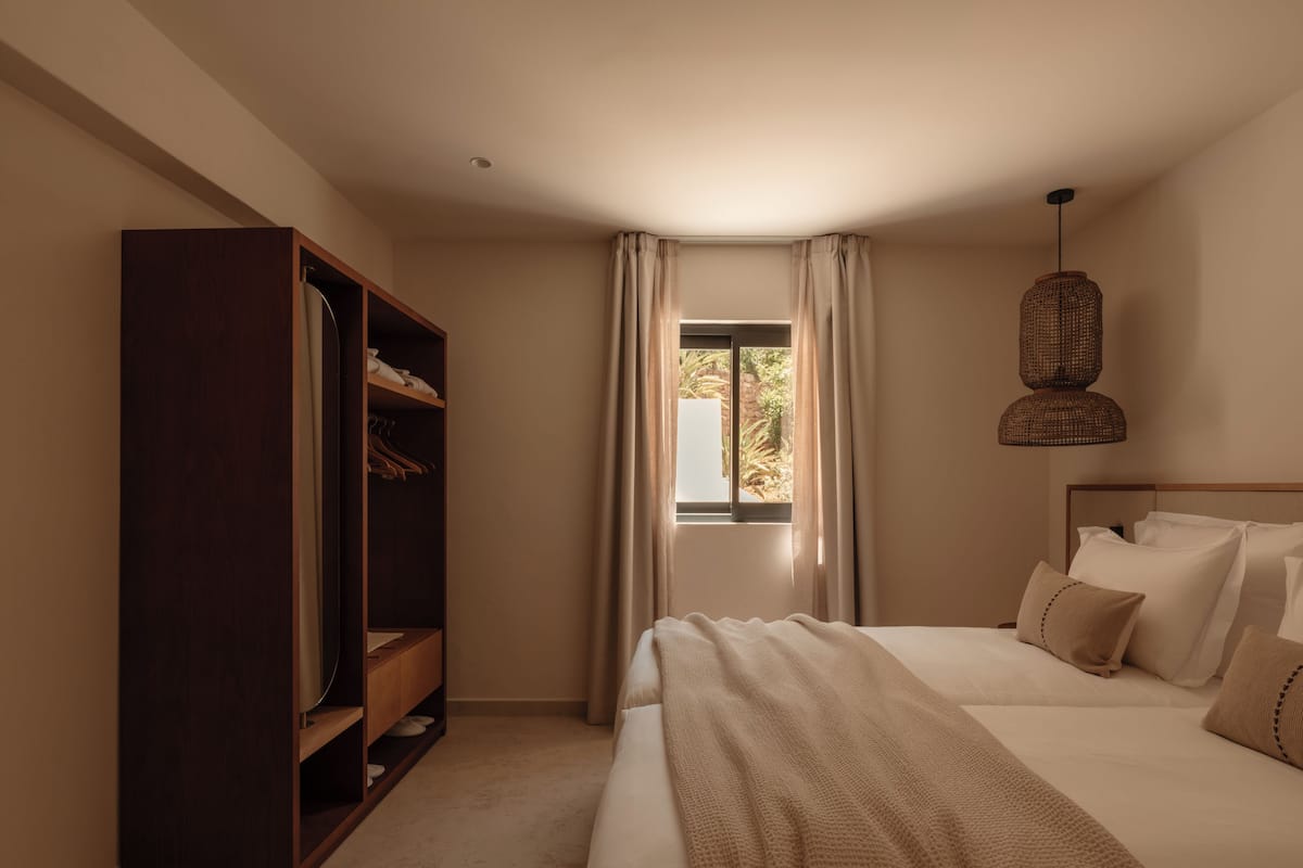 Premium bedding, down comforters, minibar, in-room safe