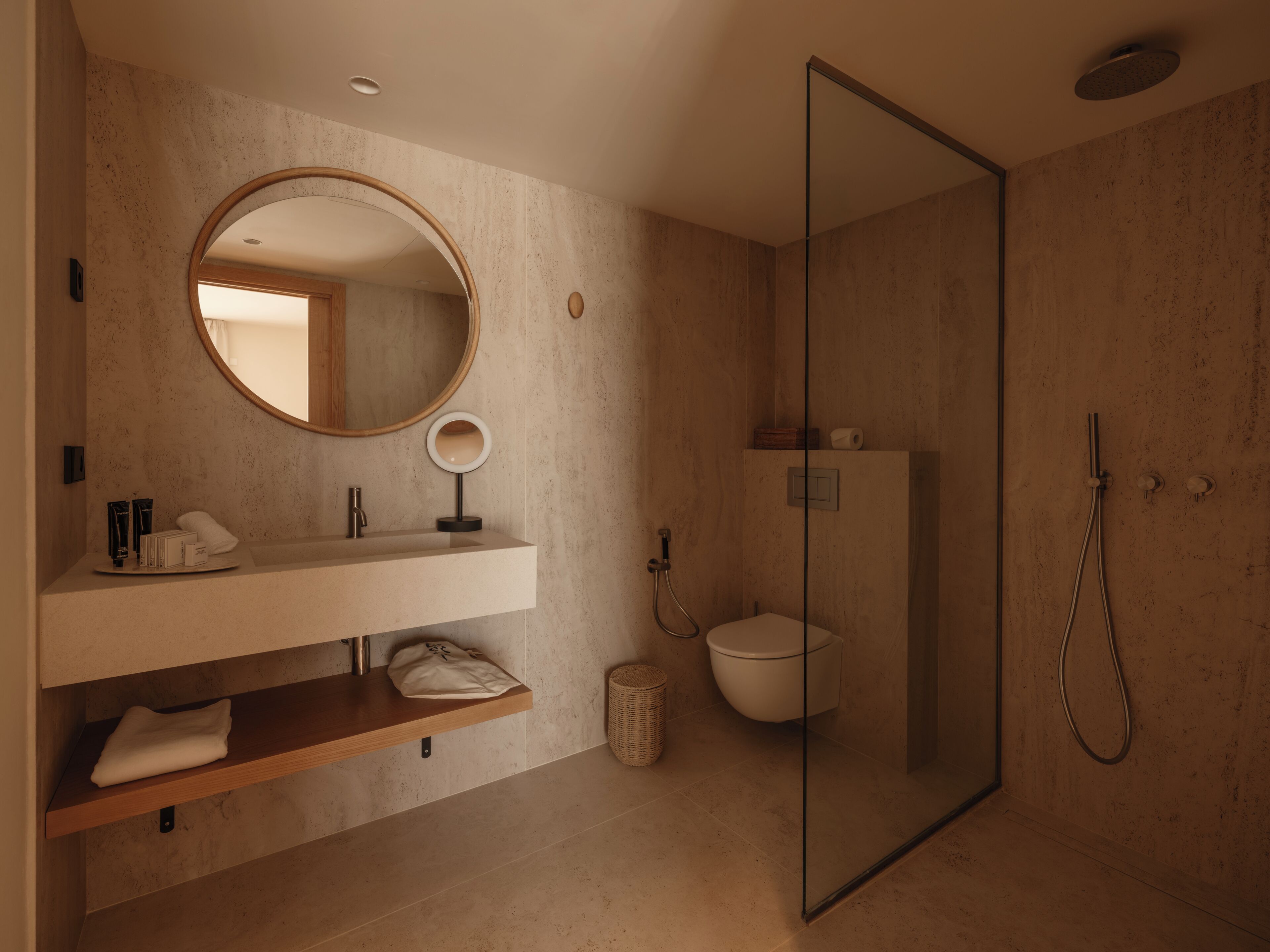 Superior-Doppelzimmer, Balkon, Meerblick | Badezimmer | Dusche, kostenlose Toilettenartikel, Haartrockner, Bademäntel