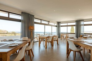 Petit déjeuner complet (15 EUR par personne)