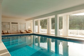 Piscine couverte, piscine extérieure, chaises longues