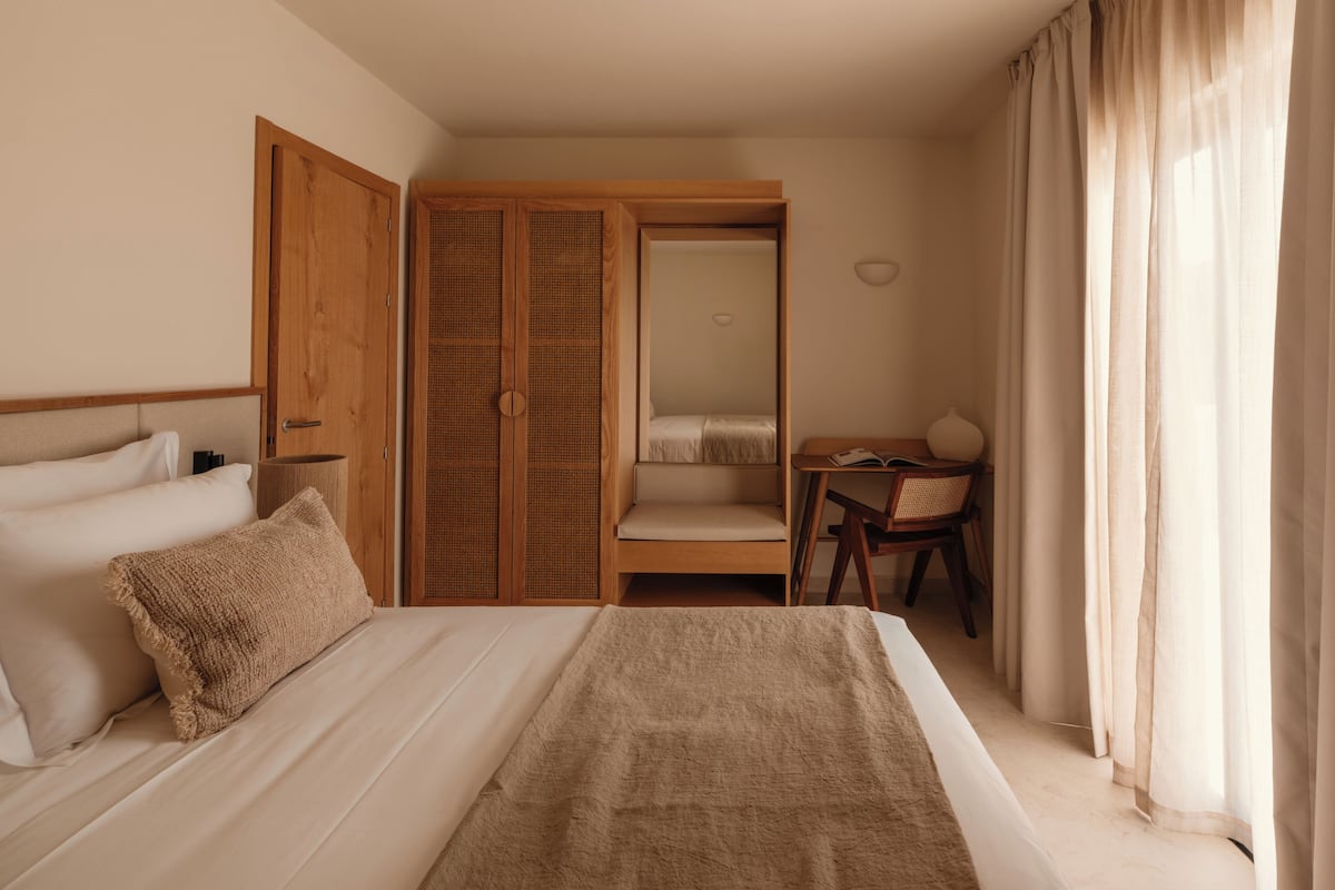 Premium bedding, down comforters, minibar, in-room safe