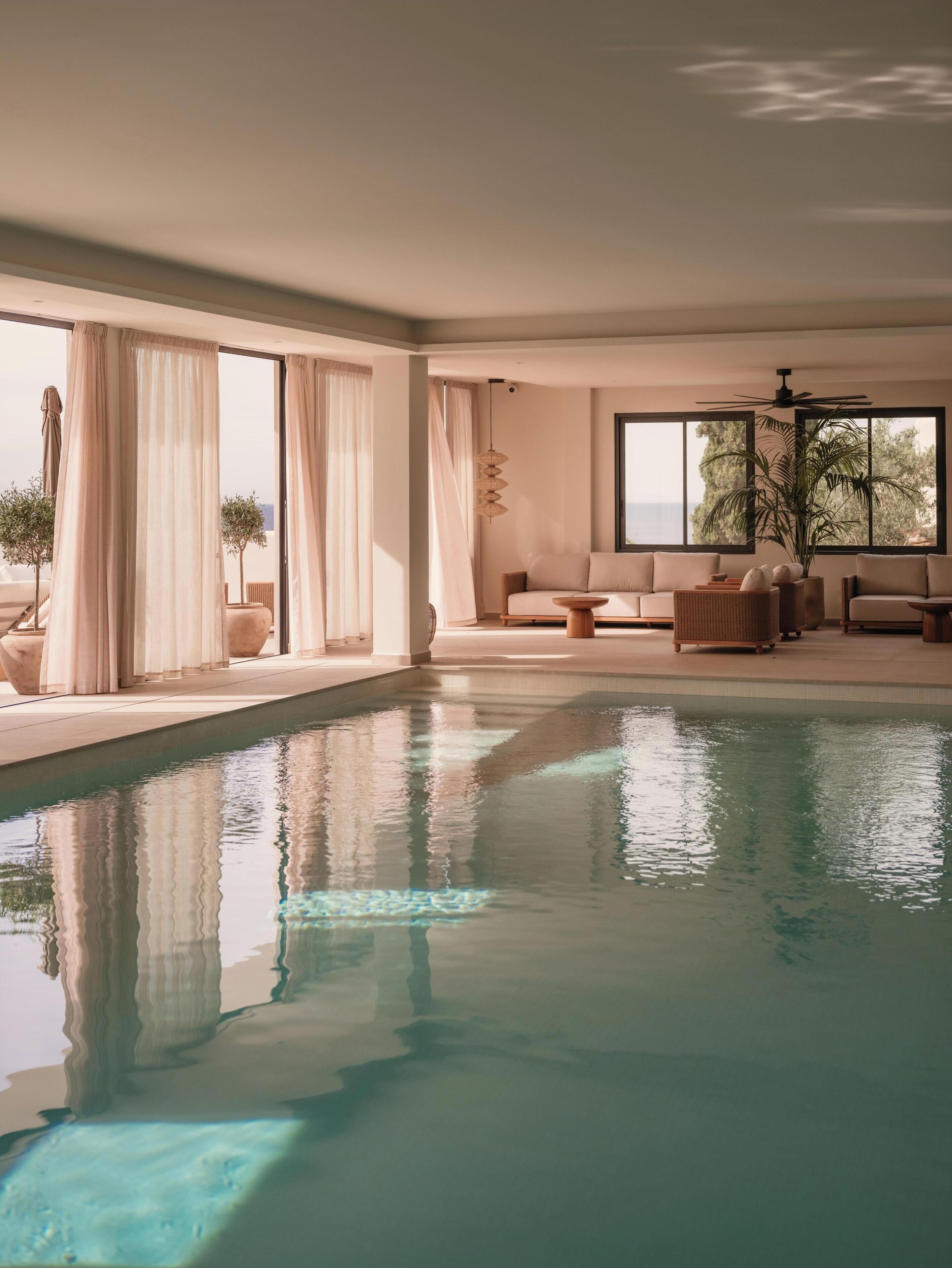 Piscine couverte, piscine extérieure, chaises longues