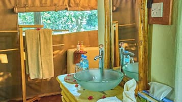 Shower, free toiletries, towels