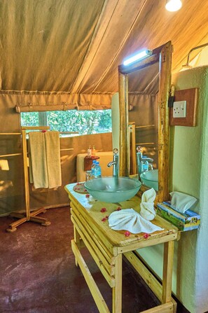 Dusche, kostenlose Toilettenartikel, Handtücher