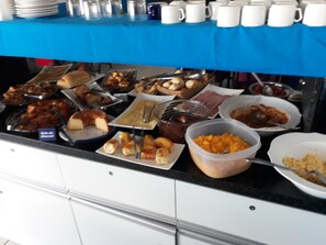 Café da manhã com buffet grátis todos os dias