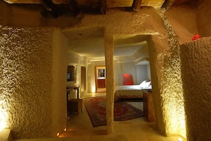 Chambre (Cave) | Minibar, lit de bébé (gratuit), accès au Wi-Fi (inclus)