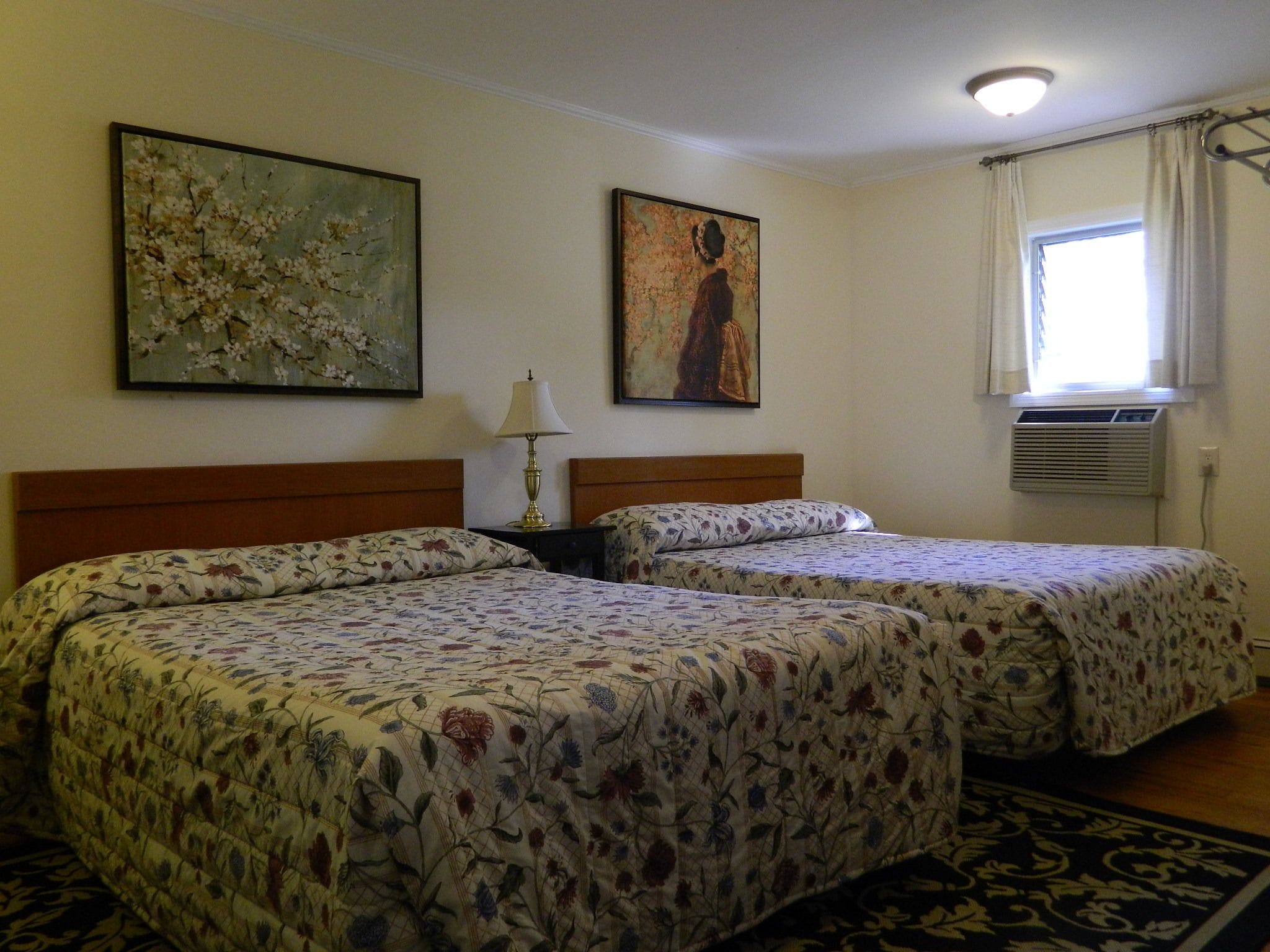 ห้องพัก, หลายเตียง | บริเวณนั่งเล่น | ทีวีจอแบน 50 นิ้ว พร้อมช่องเคเบิล, ทีวี