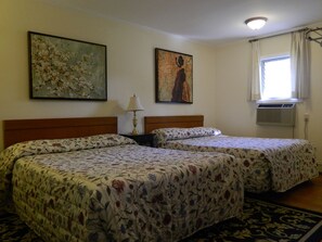 客房, 多张床 | 起居区 | 50-英寸纯平电视 （配备有线频道）、电视