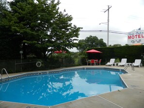 Piscine extérieure (ouverte en saison)