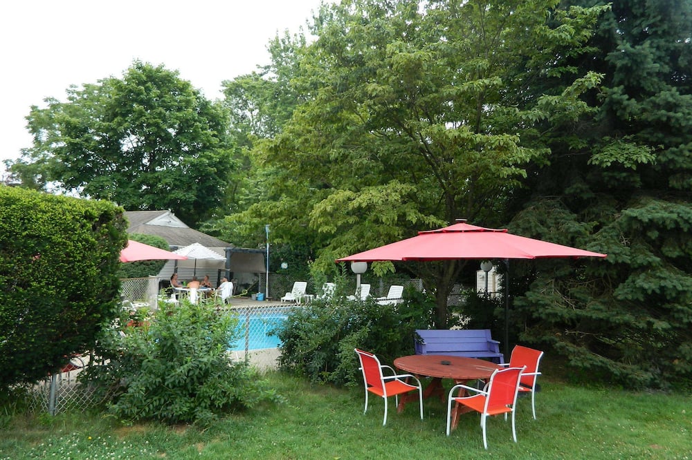 Twin Oaks Motel