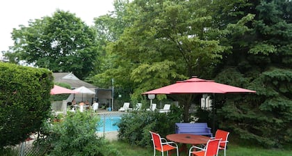 Twin Oaks Motel