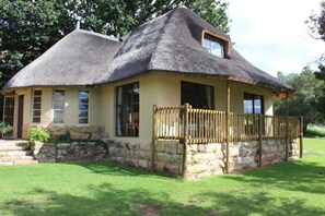 Family Chalet, 3 Bedrooms | Cadar kapas Mesir, peralatan tempat tidur premium, gebar bulu kapas