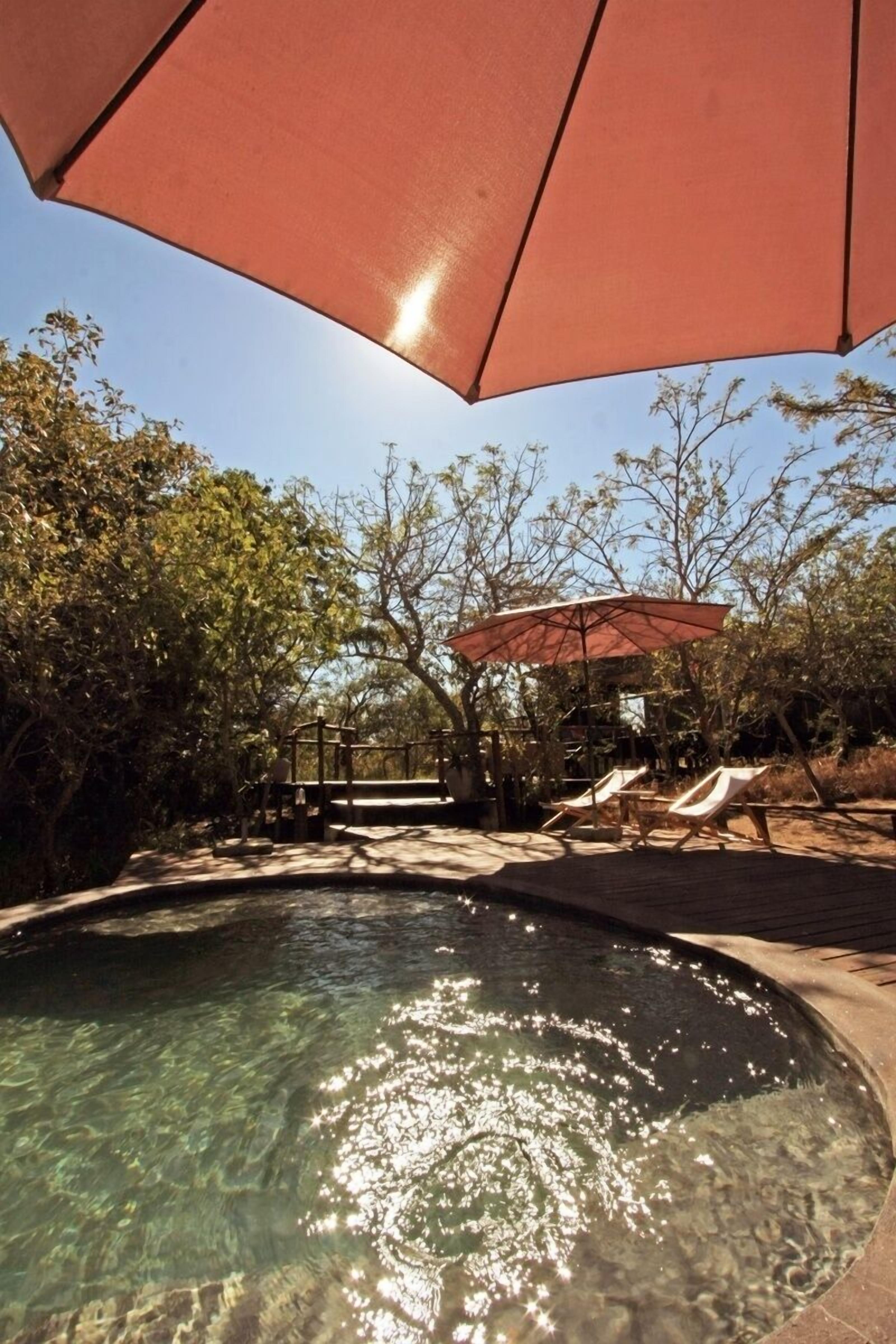 2 つの屋外プール