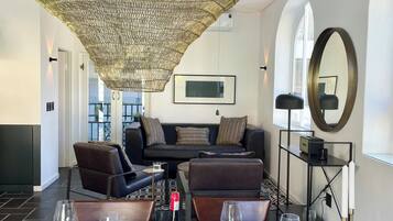Deluxe Apartment, Non Smoking, Mountain View | Individually decorated, individually furnished, free WiFi, bed sheets