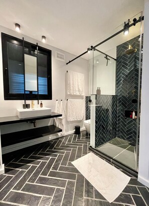 Deluxe appartement, niet-roken, uitzicht op bergen | Badkamer | Een haardroger, handdoeken, zeep, shampoo