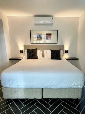 Deluxe Apartment, Non Smoking, Mountain View | Individually decorated, individually furnished, free WiFi, bed sheets - Purple House (Cape Town)