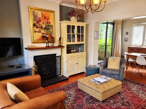 Luxury Apartment | Individually decorated, individually furnished, free WiFi, bed sheets - Purple House (Cape Town)