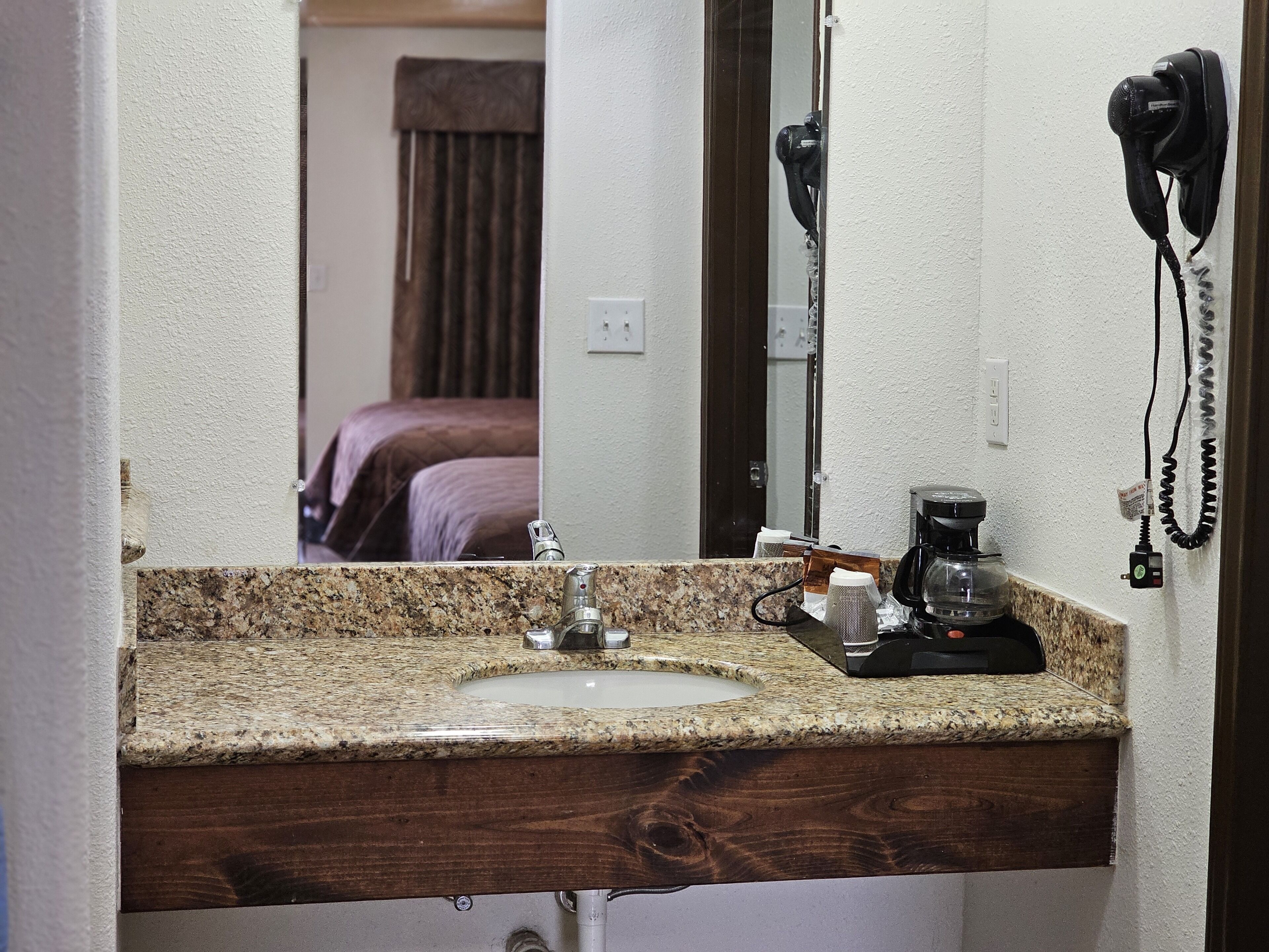 Deluxe Room, 1 Queen Bed | Desk, iron/ironing board, free WiFi, bed sheets