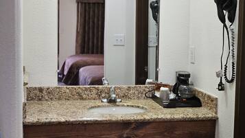 Habitación Deluxe, 1 cama Queen size | Escritorio, tabla de planchar con plancha, wifi gratis y ropa de cama