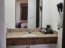 Deluxe Room, 1 Queen Bed | Desk, iron/ironing board, free WiFi, bed sheets