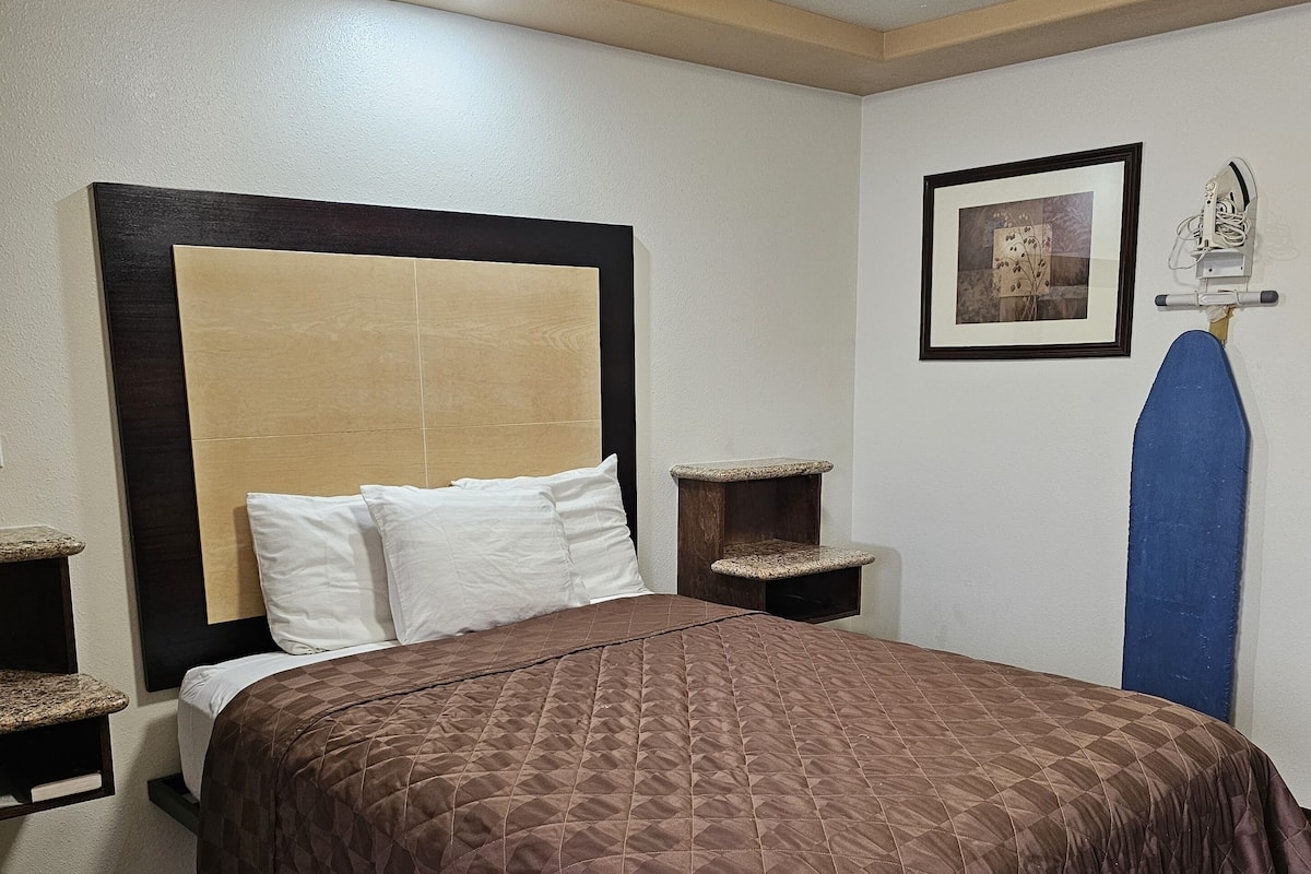 Deluxe Room, 1 Queen Bed | Desk, iron/ironing board, WiFi (free), bed sheets