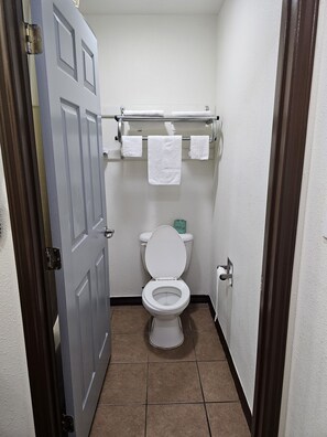 Combined shower/bathtub, hair dryer, towels - Carrizo Inn (Carrizo Springs)