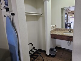 Escritorio, tabla de planchar con plancha, wifi gratis y ropa de cama 