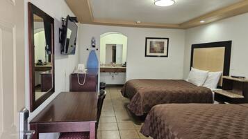 Habitación doble Deluxe, 2 camas Queen size | Escritorio, tabla de planchar con plancha, wifi gratis y ropa de cama