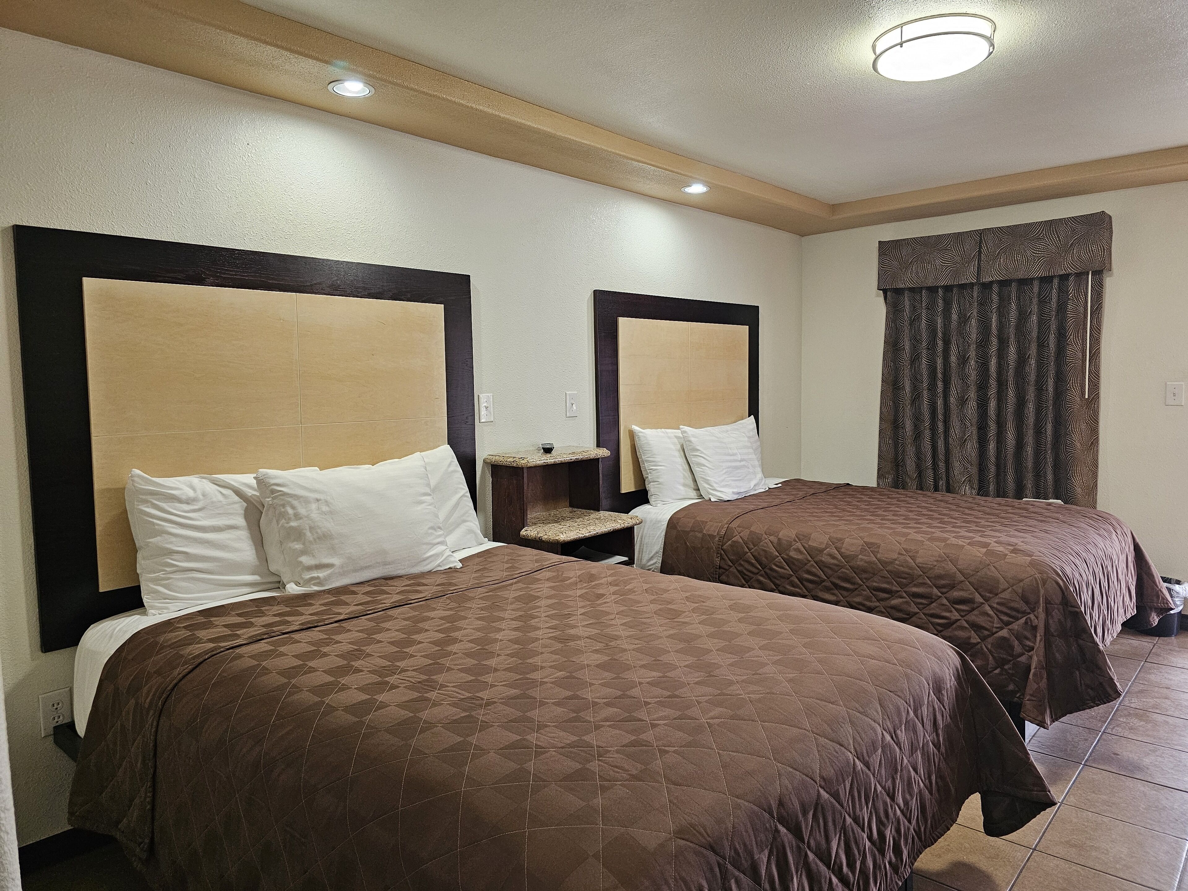 Habitación doble Deluxe, 2 camas Queen size | Escritorio, tabla de planchar con plancha, wifi gratis y ropa de cama 