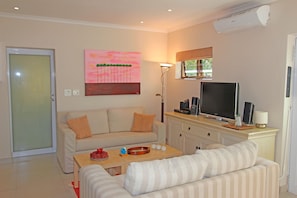 Flat-screen TV, DVD player - Self-Catering Keravic (Cape Town)