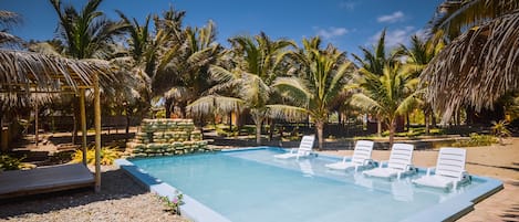 Piscine extérieure, chaises longues