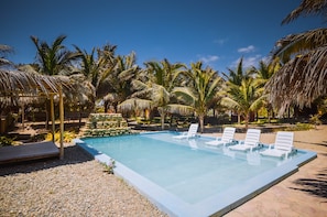 야외 수영장, 09:30 ~ 17:00 오픈, 일광욕 의자