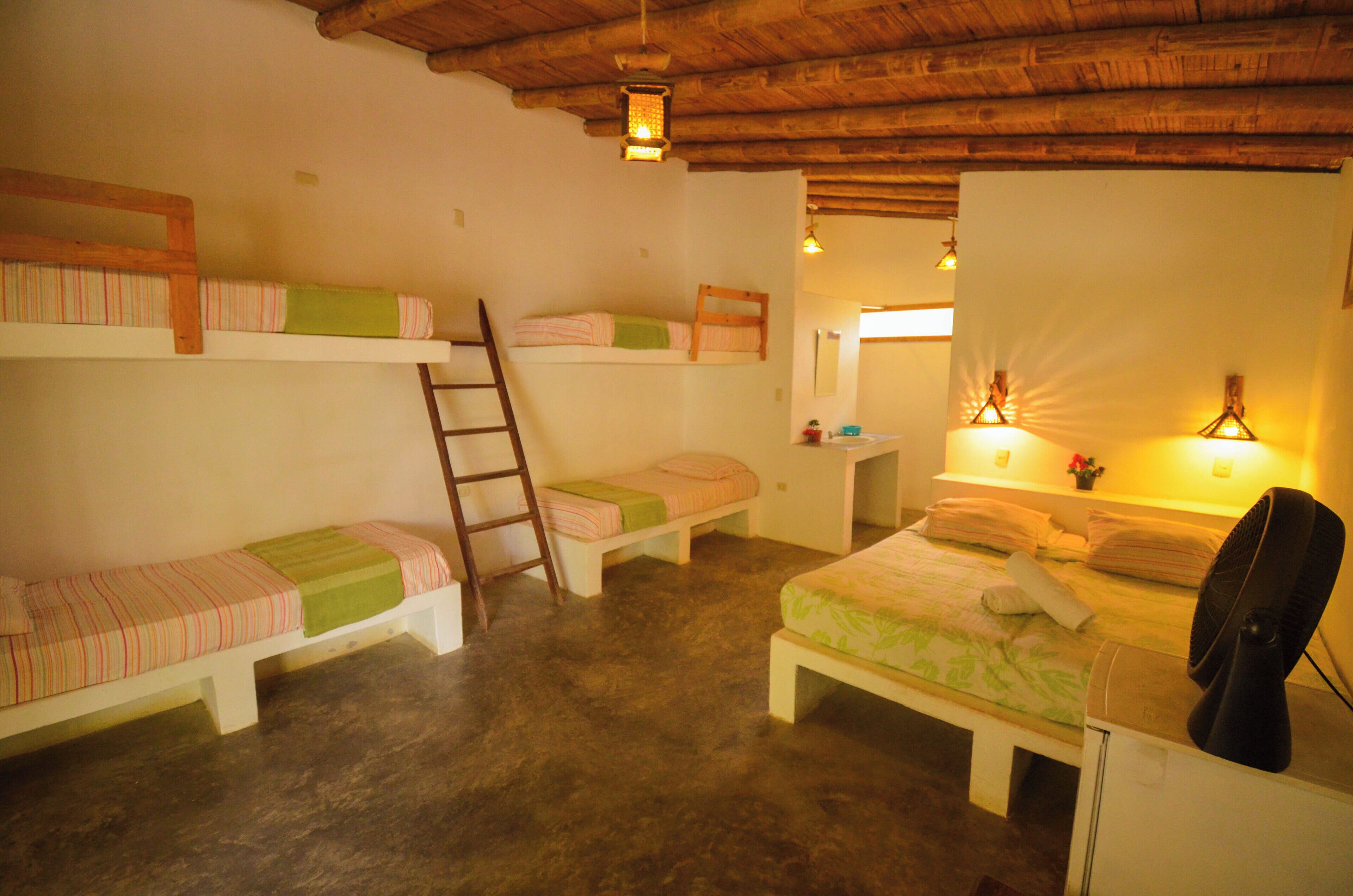 Habitación cuádruple superior | Ropa de cama de alta calidad, cortinas blackout y wifi gratis 