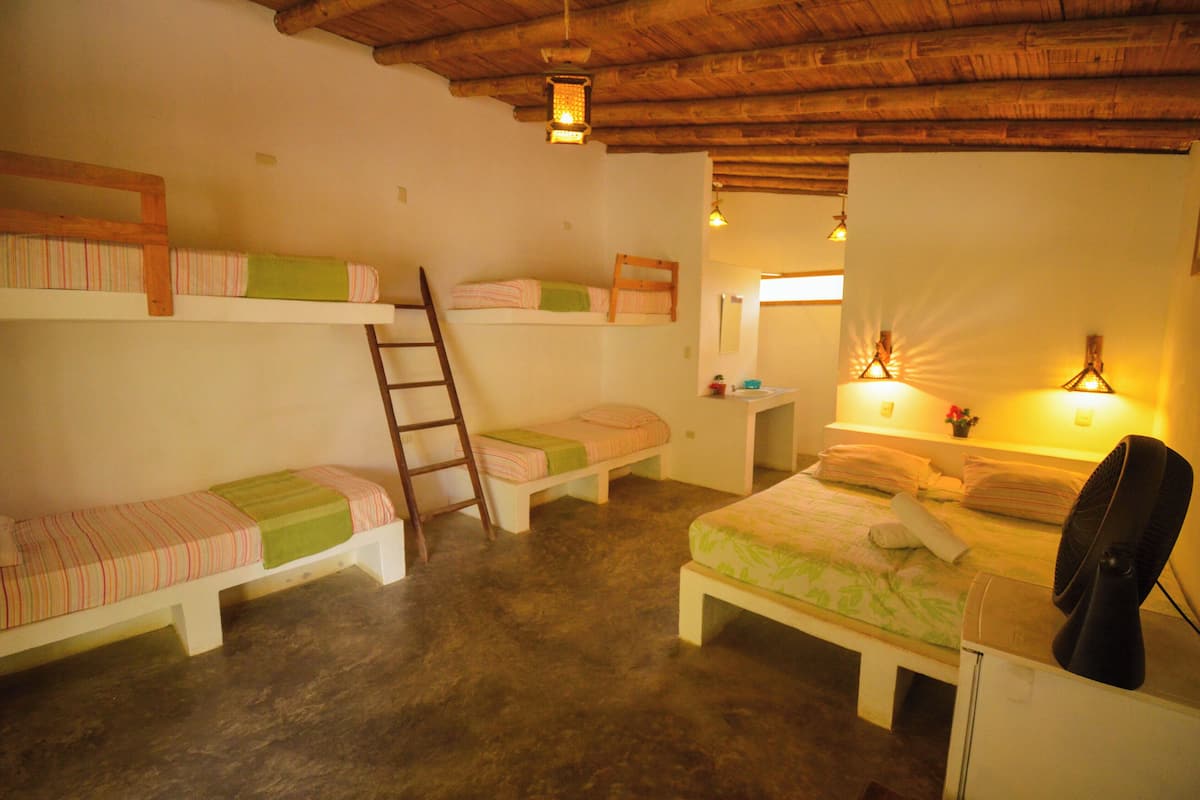 Habitació quàdruple superior | Roba de llit d'alta qualitat, cortines opaques i wifi gratuïta