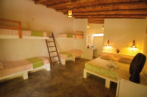 Superior vierpersoonskamer | Luxe beddengoed, verduisterende gordijnen, gratis wifi, beddengoed