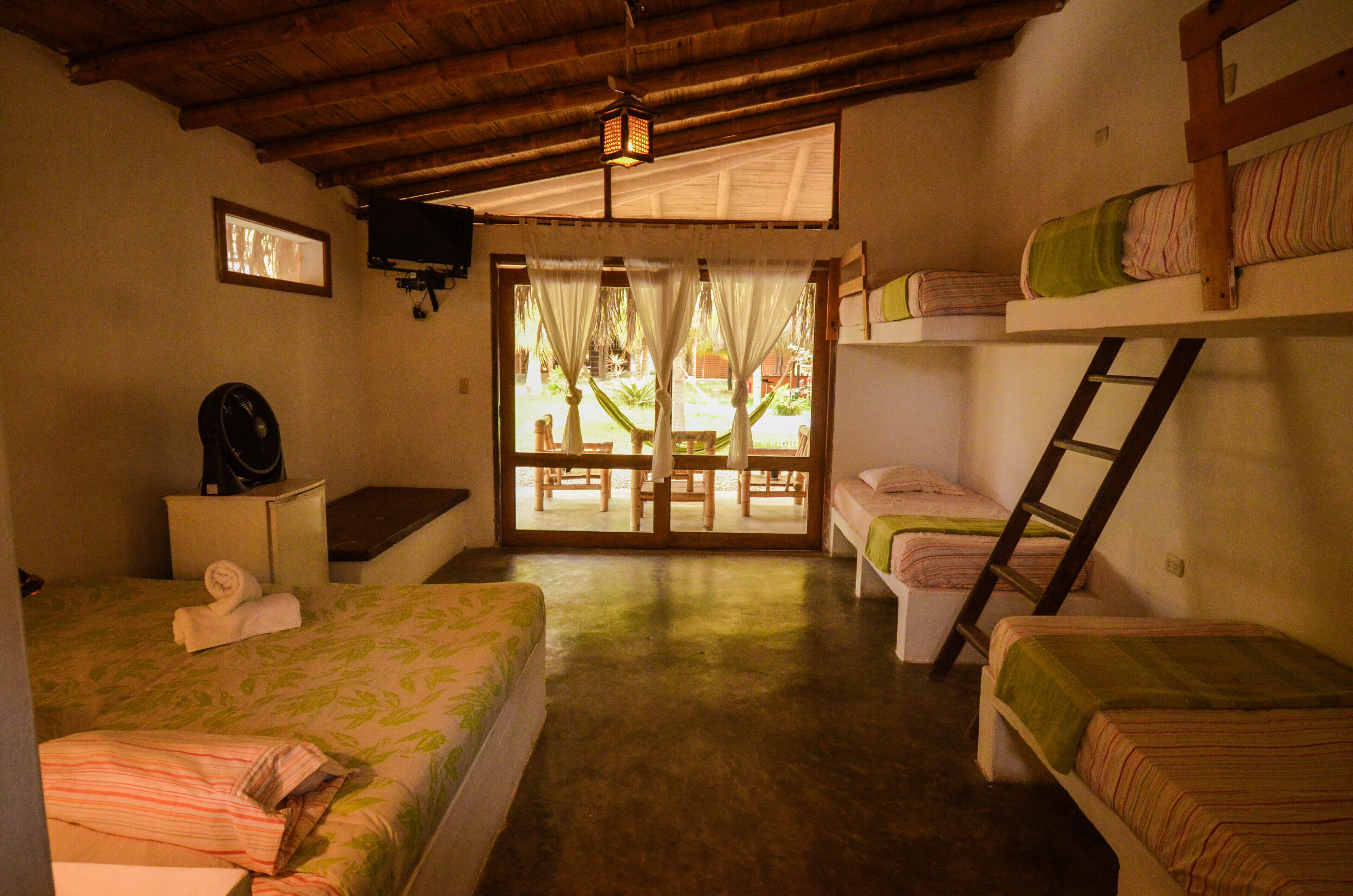 Quarto quádruplo | Roupas de cama premium, cortinas blackout, Wi-Fi de cortesia