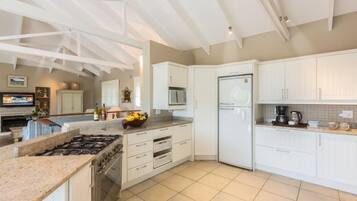 Standard-talo | Yksityinen keittiö | Täysikokoinen jääkaappi, mikroaaltouuni, uuni, liesi